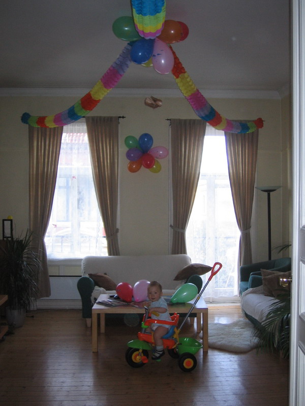 Вот как красиво родители урасили комнату к моему Дню Рождения!
