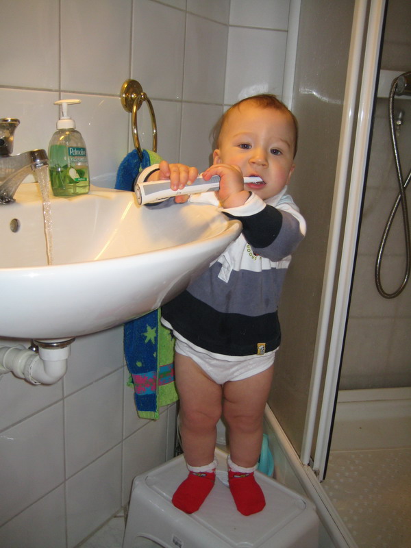 Я уже самостоятельный: вот так я каждое утро чищу зубы..