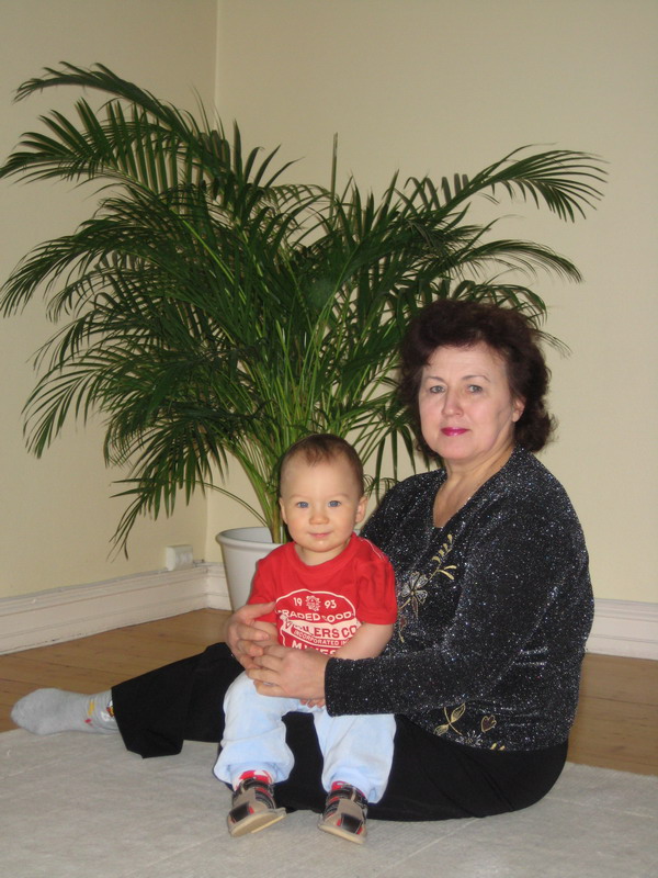 С бабушкой у пальмы