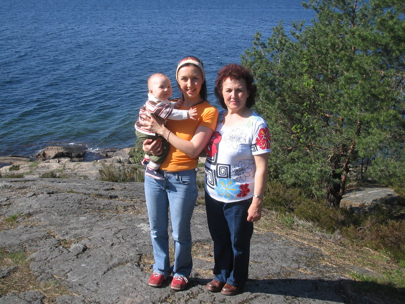 Гуляем у моря с мамой и бабушкой 