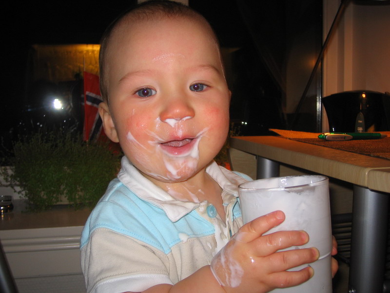 Молоко на губах не обсохло значение предложение. Кефир для детей. Мальчик с кефиром. Сгущенка для детей. Ребенок с молоком гагуьах.